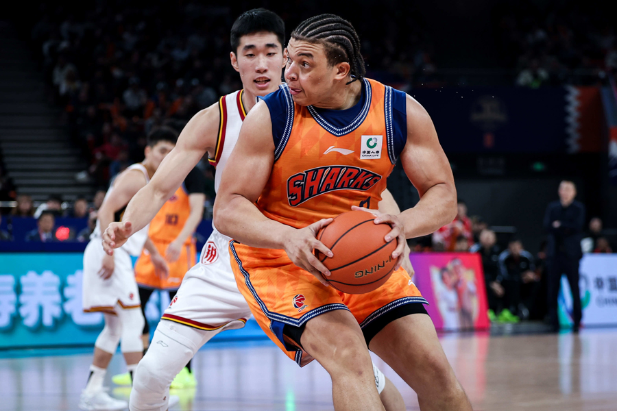 上海久事扳平良机备战欧篮联转会期北京国安调整名单以备NBA总决赛，深圳男篮围绕法甲篮板制胜看傻球迷的简单介绍
